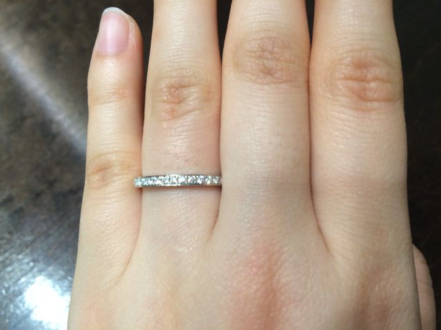 ダイヤを散りばめた肌馴染みの良いシルバーを選びました。