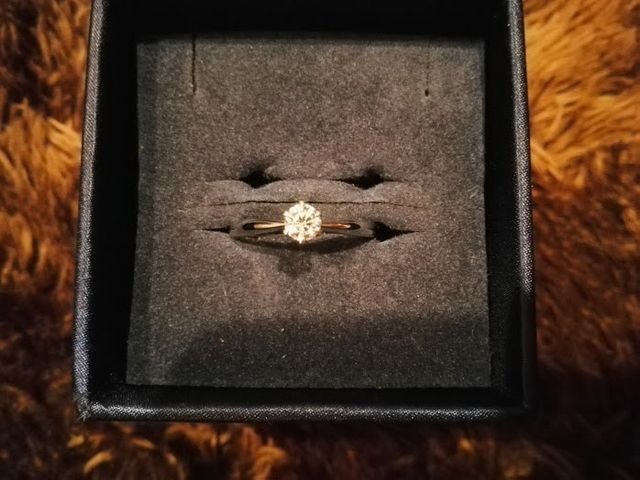 中央がやや細く、ダイヤモンドを美しく見せるデザインです。