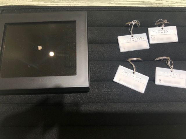 婚約指輪は右上で、結婚指輪は下の2つ、左上はサイズ見本です。