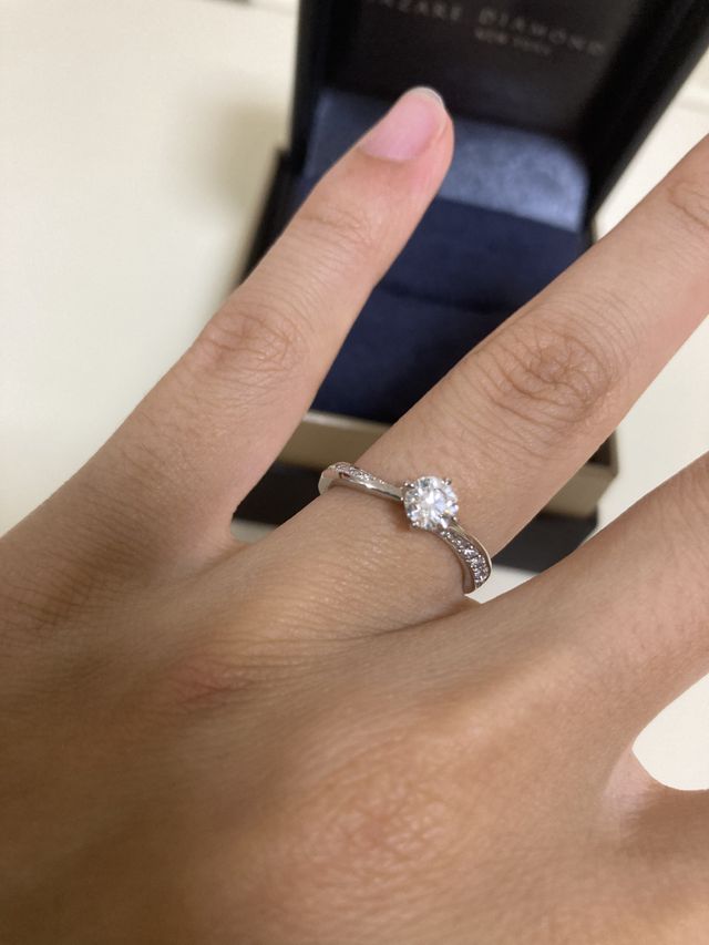 周りのダイヤモンドとウェーブも美しいです。