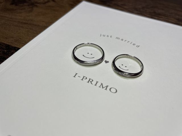 ひねりが加わった、流れるようなラインで、手が綺麗に見えます。