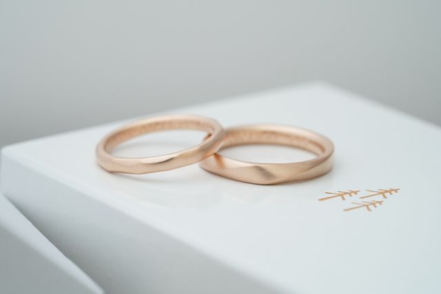 内側の刻印は入籍日と愛猫の似顔絵。