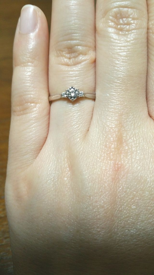 メインのダイヤの両脇にも小さなダイヤが入っています♡