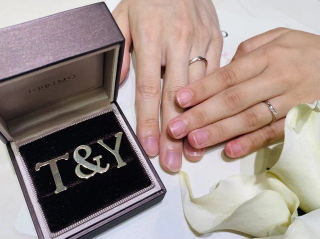 着用時の指と、イニシャルが入ったボックスの写真です。