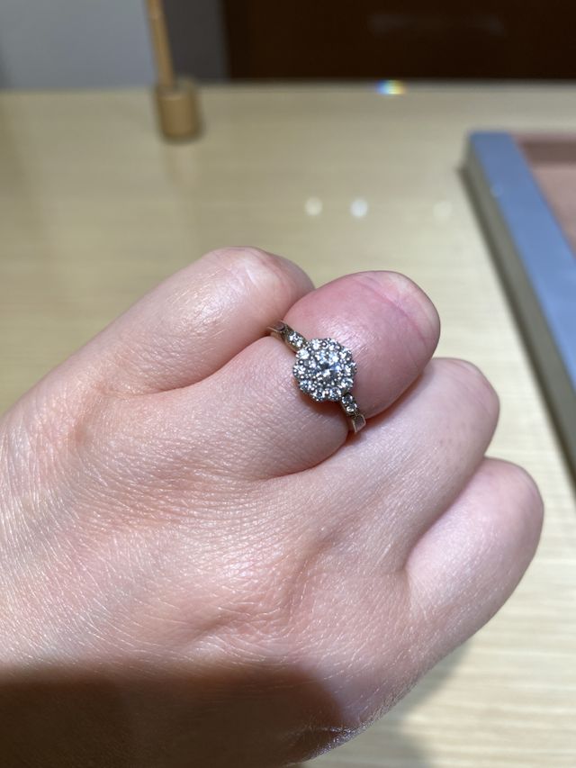 1粒ダイヤモンドのまわりにメレダイヤ