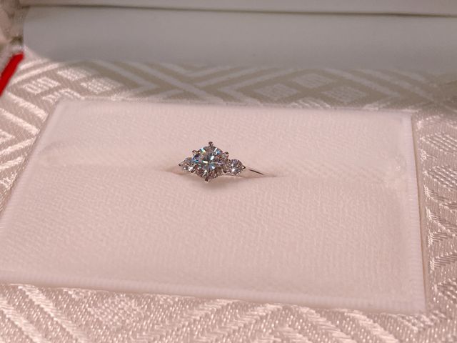 婚約指輪 3つダイヤで真ん中は一番クオリティの高い0.5ct