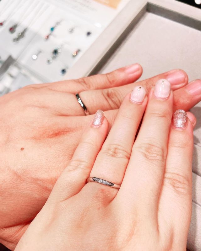 結婚指輪の着用画像 女性側は5連メレ