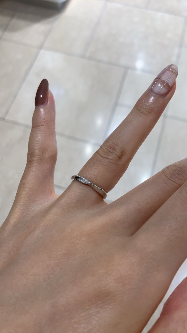 流れるようなデザインとキラっとしたダイヤ