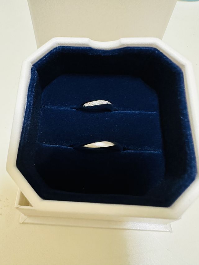 着け心地が良くシンプルで内側に刻印や石を入れれるのも良い。