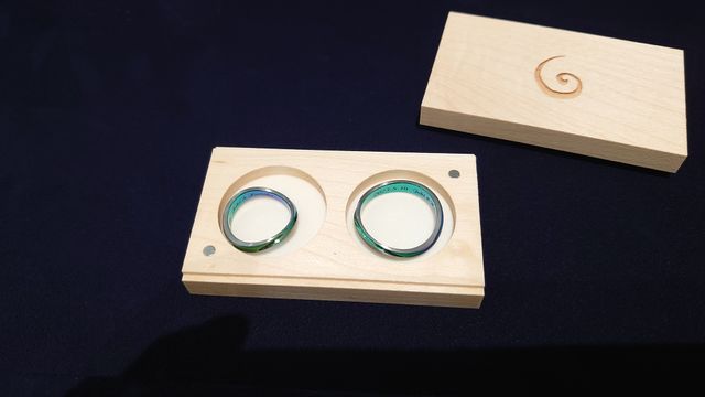 オーダーした指輪が届き、二人の個性が詰まった素敵な指輪です