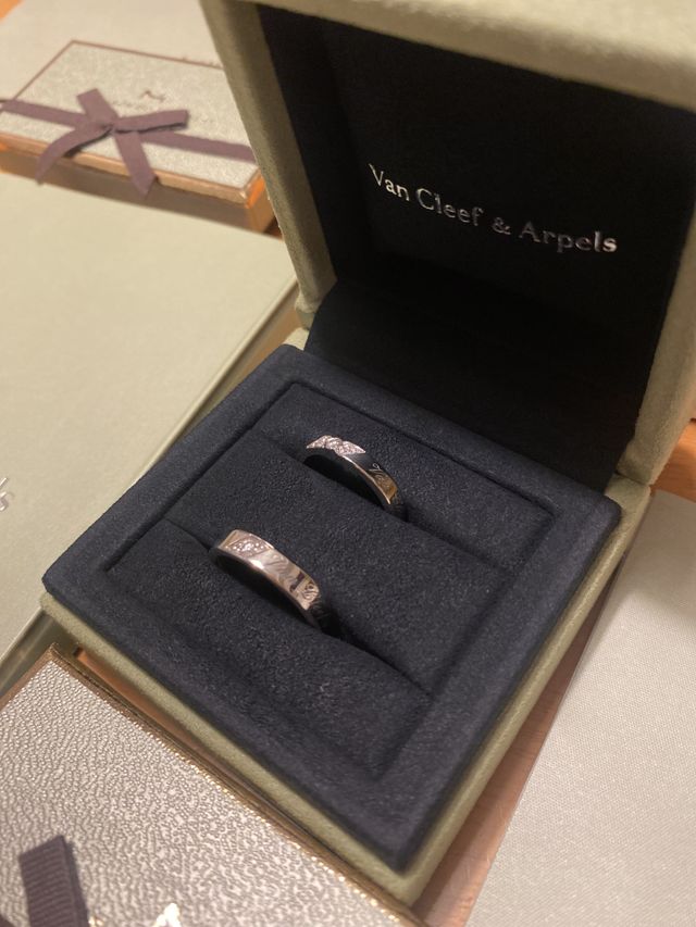 ペアの指輪です。男性用4mm、女性3mmです。