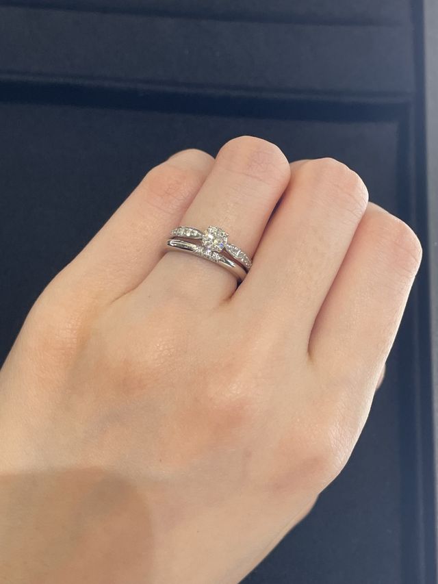 婚約指輪（ティファニーハーモニー）と重ね付けも合います。