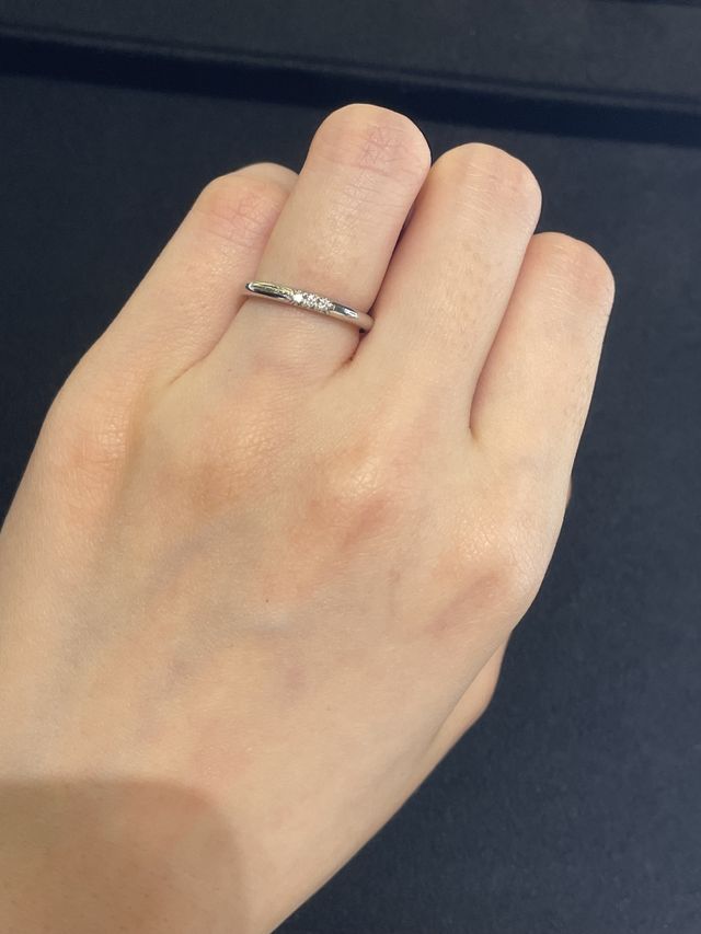 中央に3つ並んだダイヤが煌めいて可愛い、シンプルなデザイン。