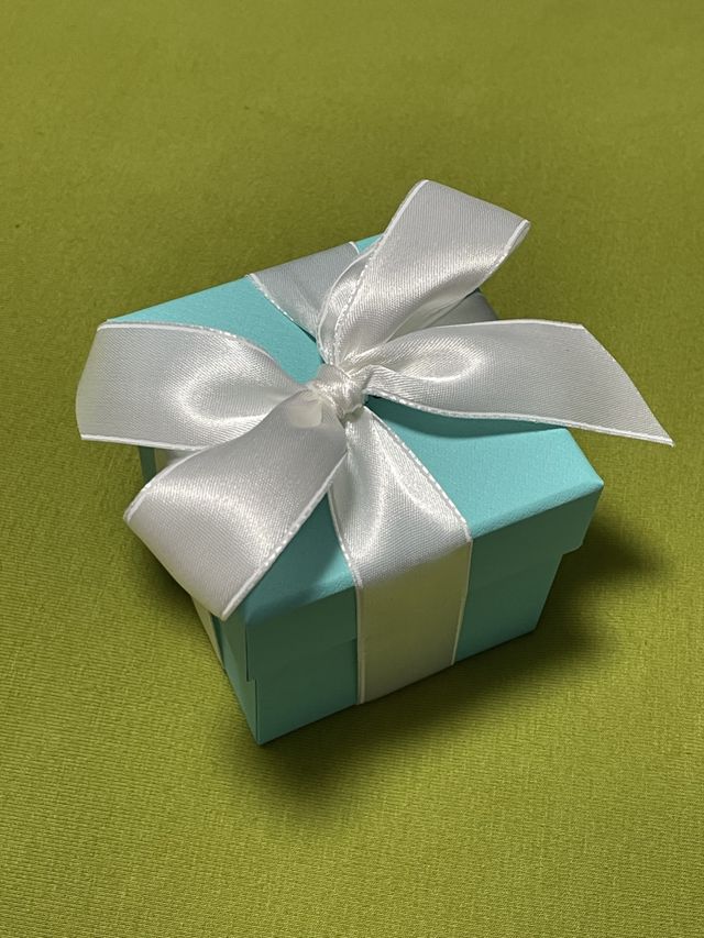 ティファニーブルーの箱に白いリボンをかけてもらえます。