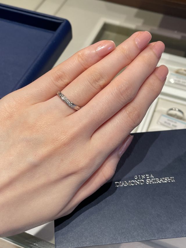 日本人の指になじみやすいウェーブ型、さり気ないダイヤが綺麗