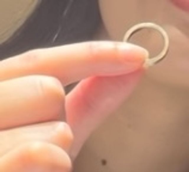 イエロー・ピンクゴールド、シルバーの混合です。