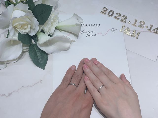 緩やかなウェーブ型で女性の方にはダイヤモンドが5つ付いてます