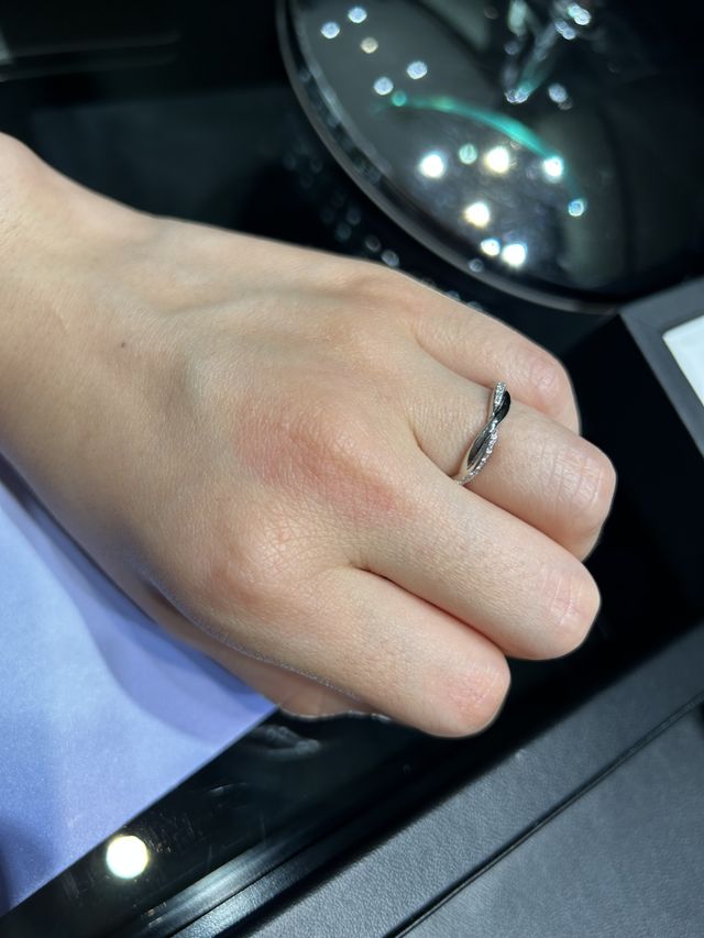 蔦のようなデザインのリングです。