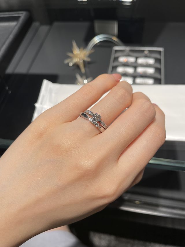 他ブランドの婚約指輪（0.35ct）と重ね付け