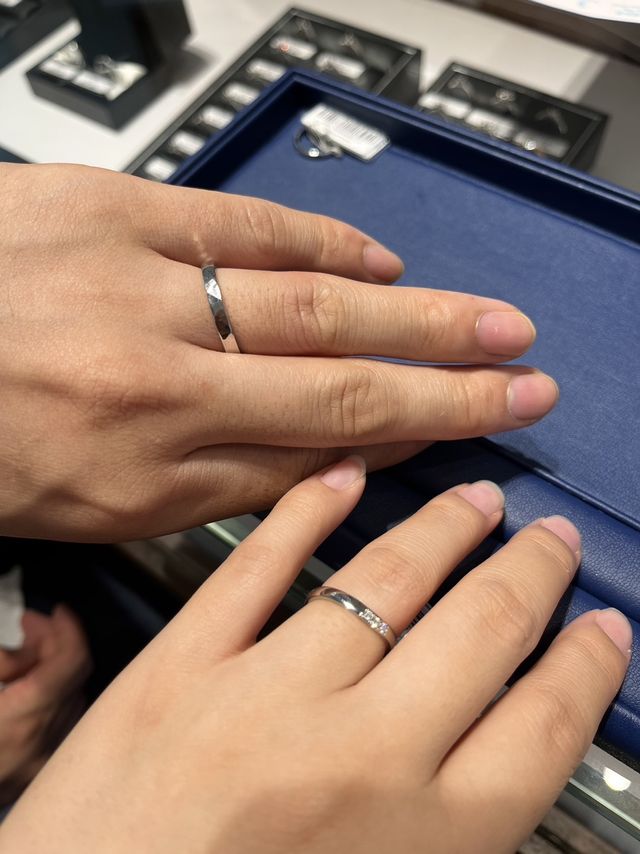 ストレートの指輪です
女性の指輪には槌目を入れてもらう予定。