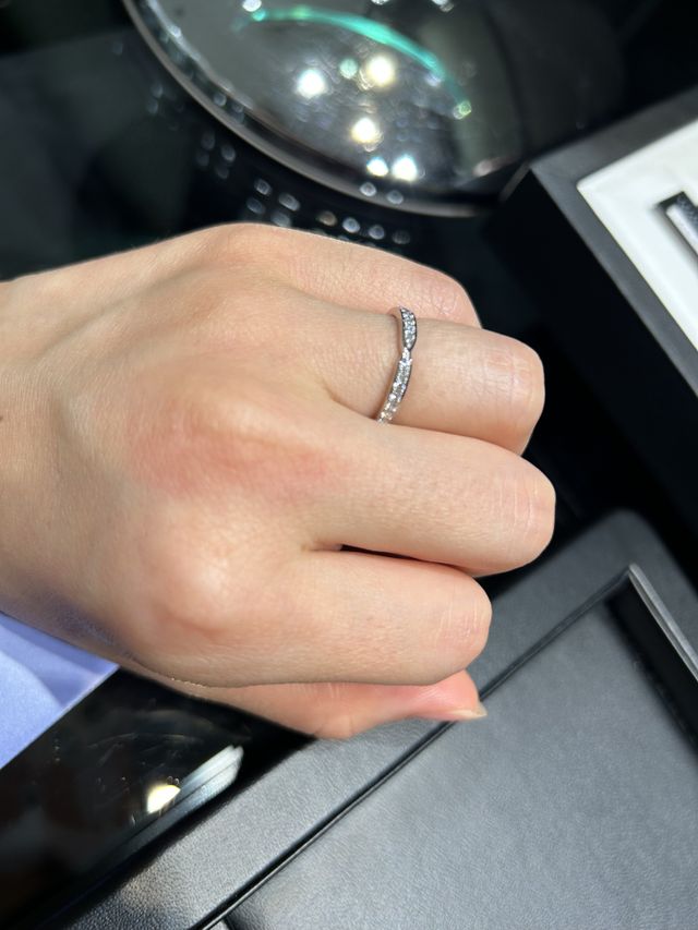 リボンのような形のハーフエタニティ