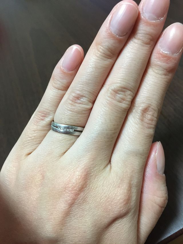 女性用の指輪です。男性用は中のダイヤがないものです