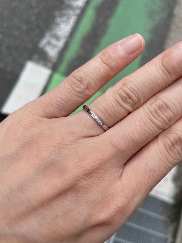 細めの指輪です。ダイヤはハートアンドキューピットへしました。