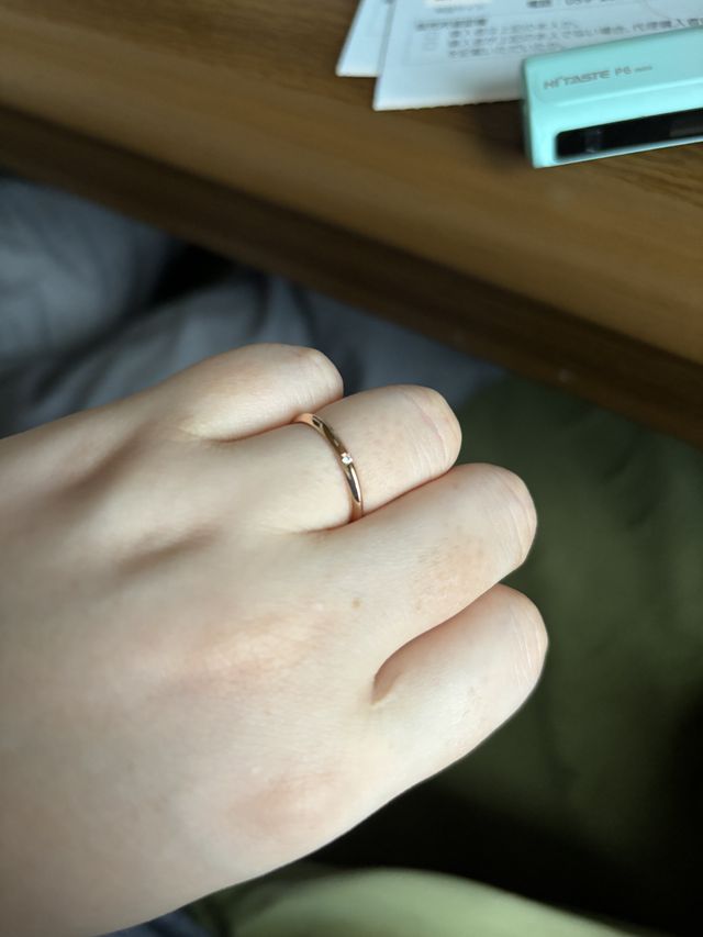 丸みのあるワンポイントダイヤでピンクゴールドのリングです。