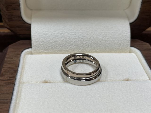 内側の刻印とカラーダイヤモンド