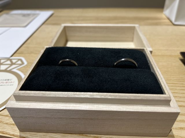 婚約指輪を受け取る時の写真です