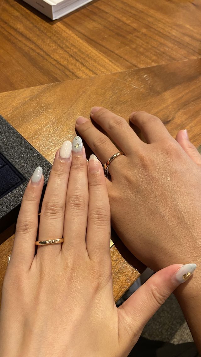 色々なデザインを試着し、ゴールドが肌なじみが良かったです。