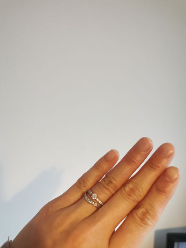 結婚指輪が俄のもので、婚約指輪は別ブランドのものです。