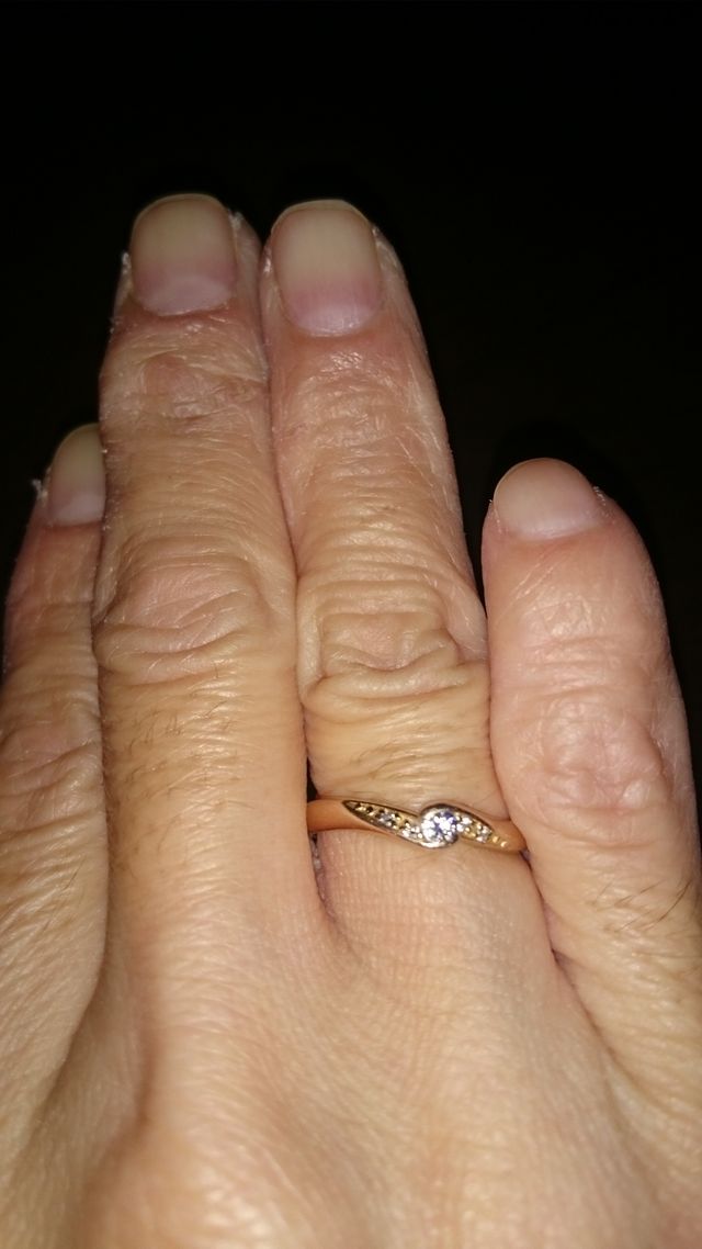 手はお恥ずかしい主婦の手ですがダイアはホンマもんです