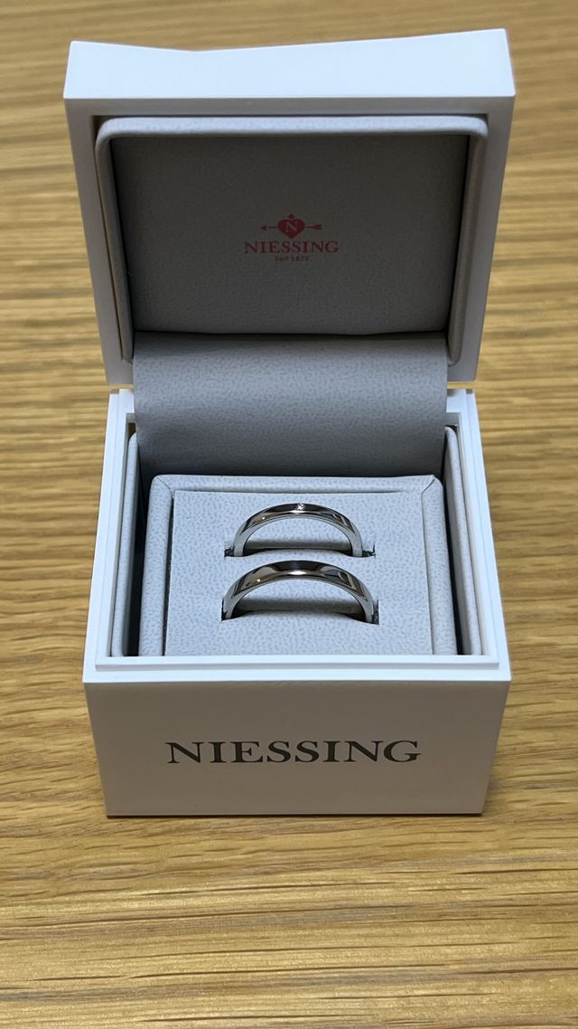 シンプルなデザインで上品な輝きでとても気に入っています。