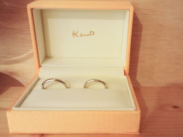 夫の指輪にもダイヤが入っています。