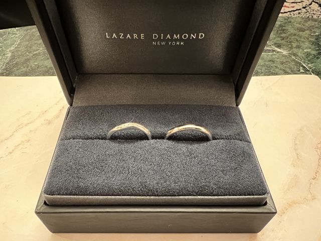 二人共素敵なデザインの指輪を見つけることができました。