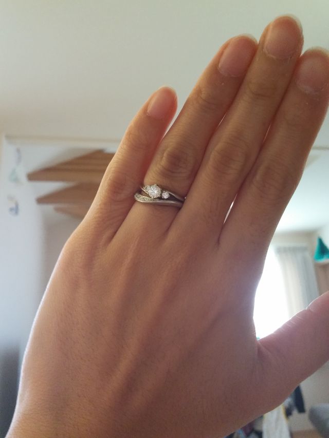 セットリングではないけど、結婚指輪と一緒に使用した感じ。