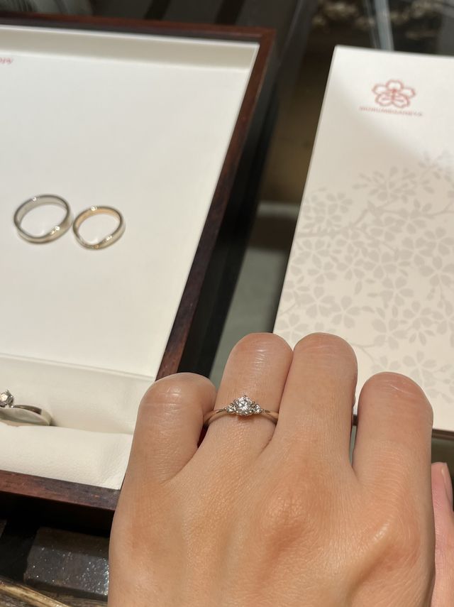 一粒のダイヤの横にメレダイヤが付いていて大きく見えます。