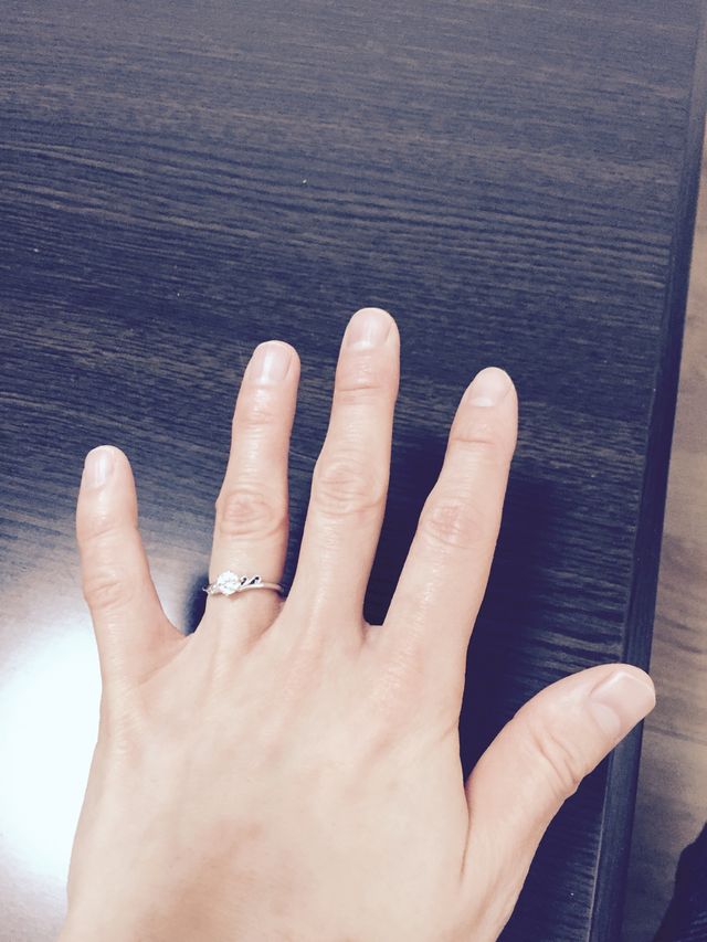 とても繊細なデザインで、輝きも素敵で大満足です。