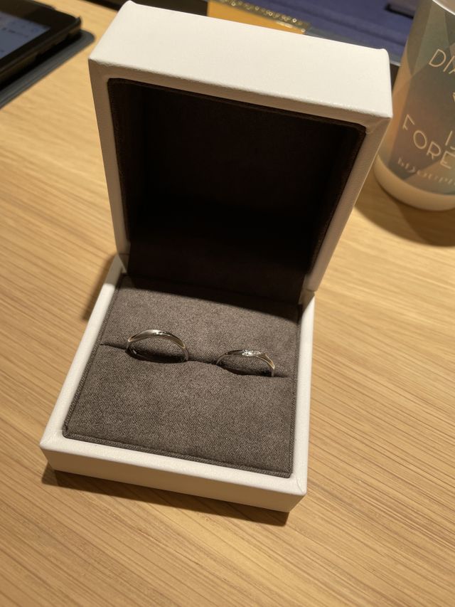 男性側にもデザインがあるのを選びたくて、ウェーブにしました