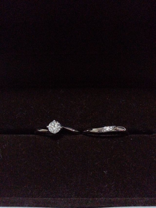 婚約指輪と結婚指輪です。どちらもシンプルなものを選びました。