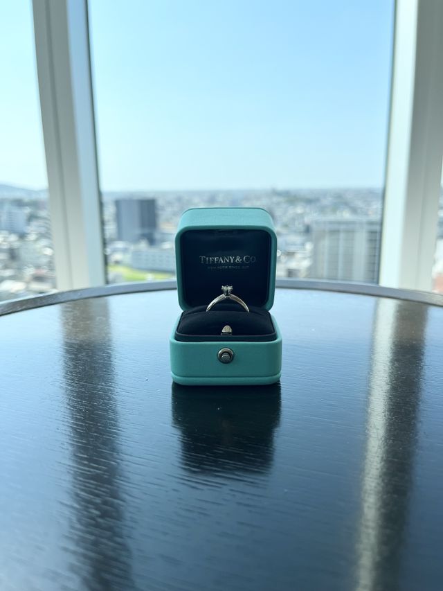 シンプルながらどんなデザインの結婚指輪にも合うと思います。