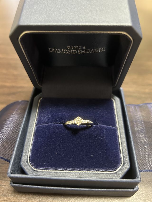 凄く輝いてますが光に当てると更にキラキラ輝きます！