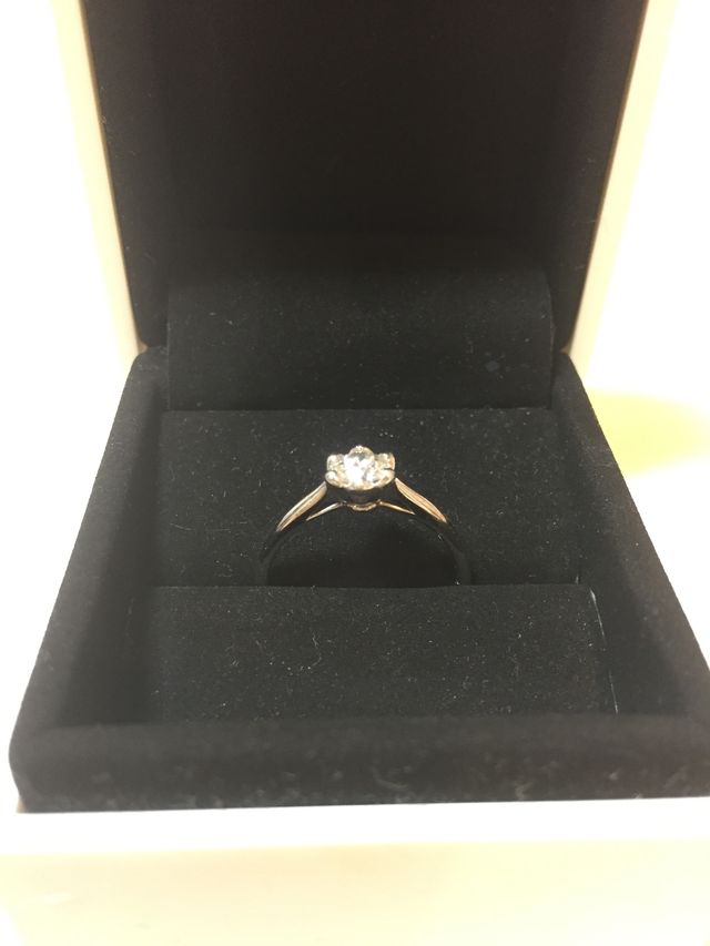 ブーケの形をした指輪です。真ん中はダイヤです。