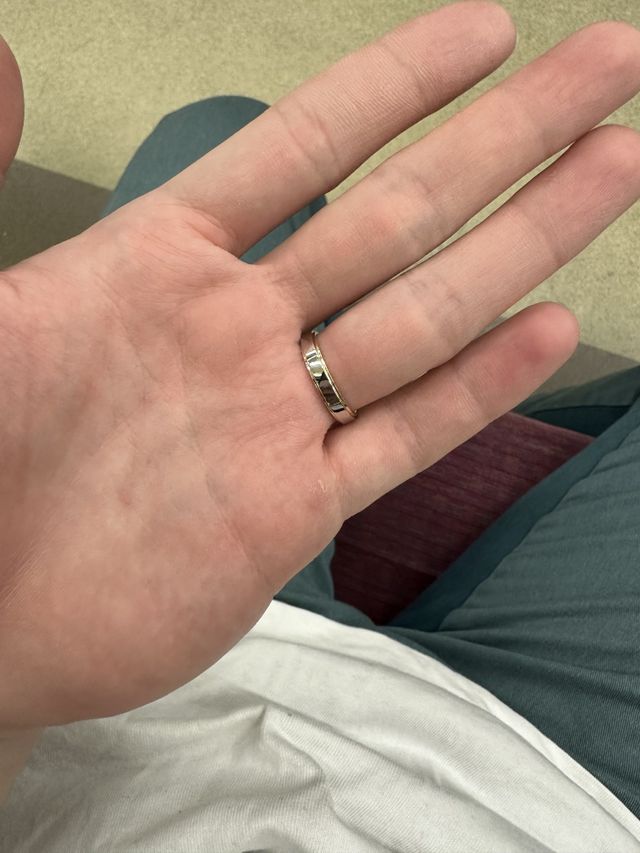 シンプルなデザインですがプラチナとゴールドの輝きが綺麗です。