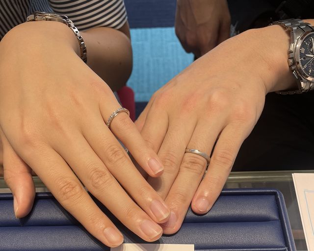 試着時の写真
婚約者左側
※小指にて試着