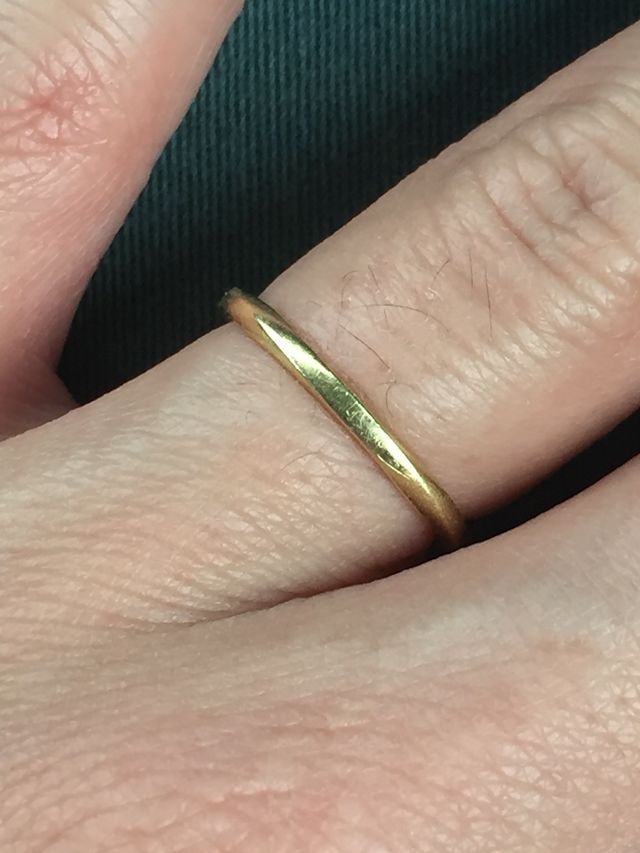 グリーンゴールドを使用したリングです。