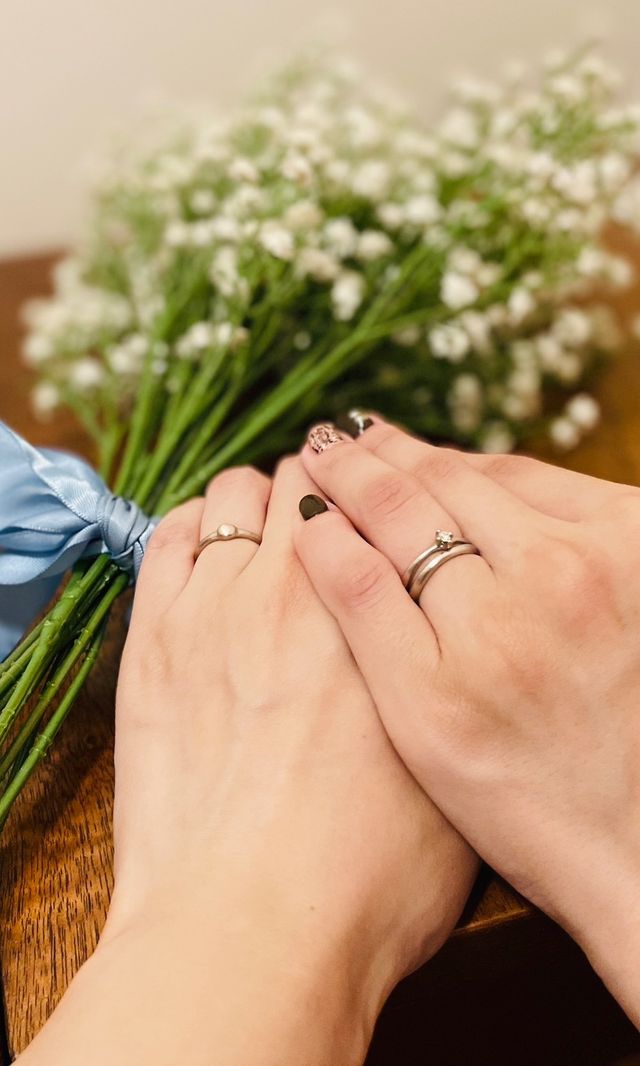 フォトウェディングで使用した花束と一緒に撮りました。