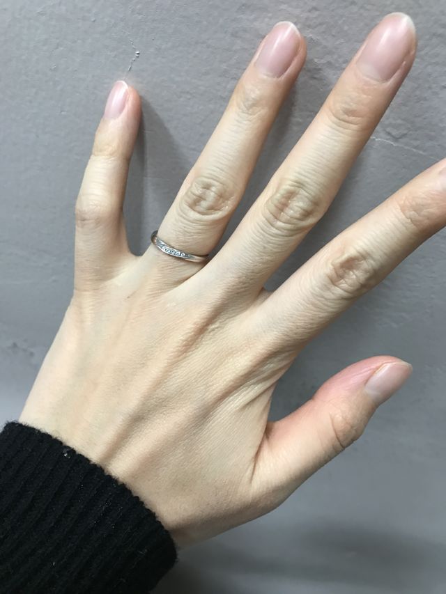 指輪をはめた感じです。