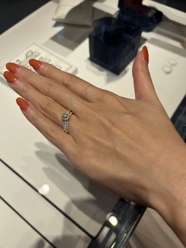 婚約指輪と結婚指輪を着用した写真です